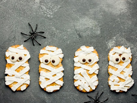 Забавна декорация мумия на крекери за Хелоуин - снимка на рецептата